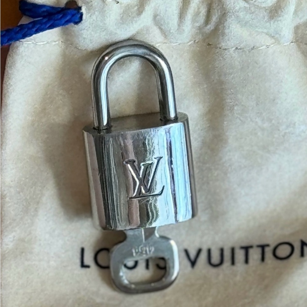 LOUIS VUITTON LOCK AND KEY SILVER #454